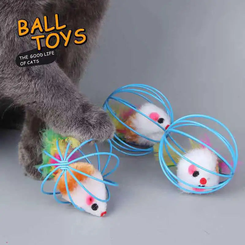 Nahaufnahme mehrerer bunter, kugelförmiger Metall-Maus-Katzen-Spielzeuge auf grauer Oberfläche.