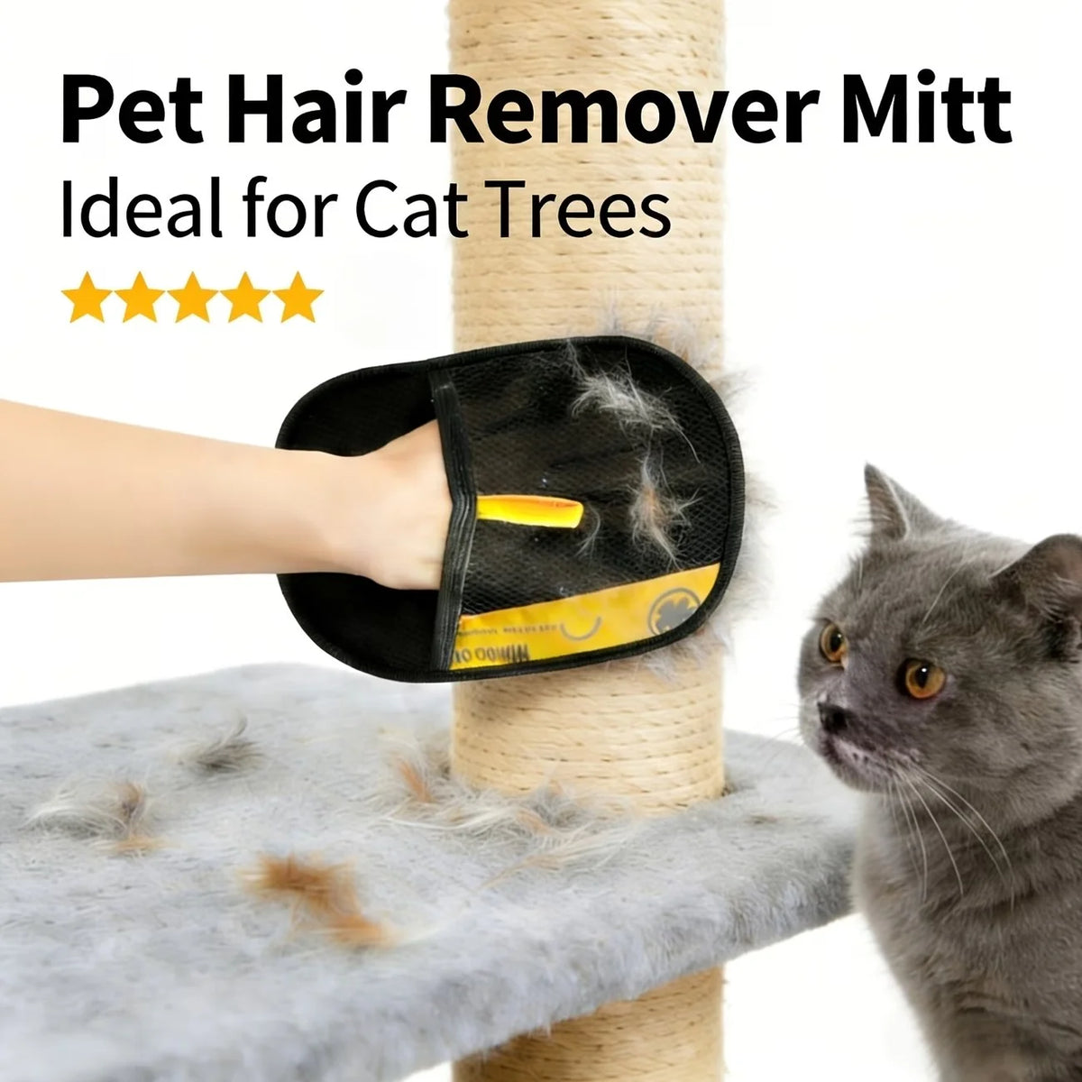Eine Hand benutzt ein schwarzes Fellentfernungs-Mitt auf einem Katzenbaum, um Fell von der Katze zu entfernen.