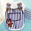 Gilet pour chien blanc avec rayures bleues et blanches et motif d'ours brun.
