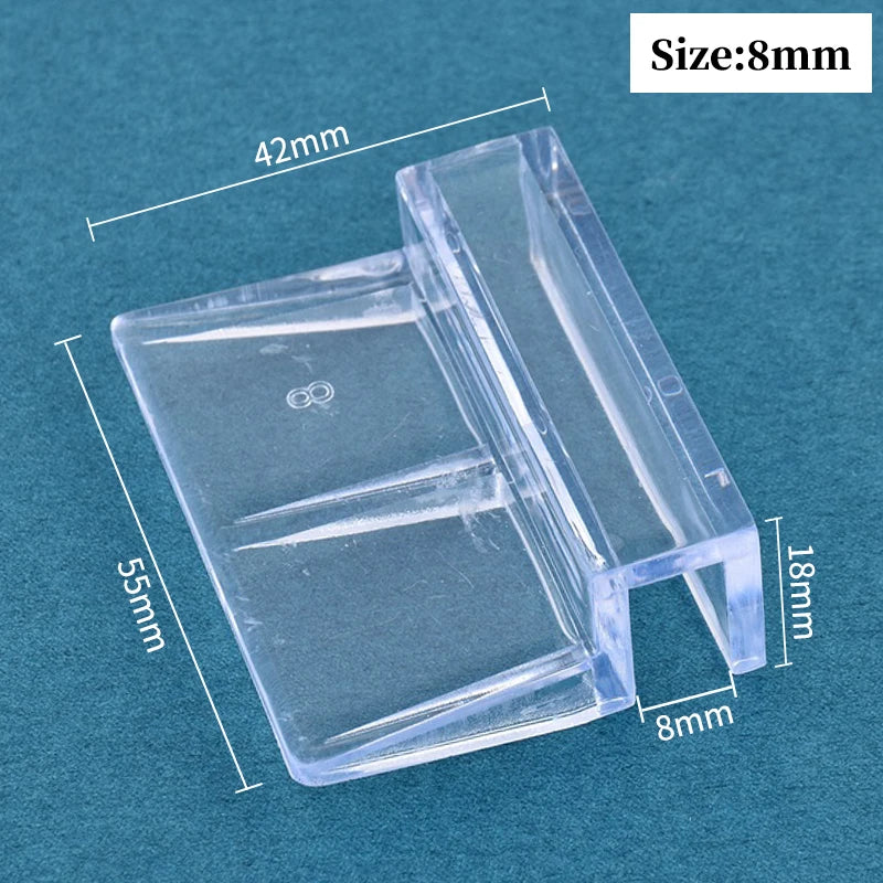 Klare Acrylglas-Deckklemmen mit einer Größe von 8 mm vor blauem Hintergrund.