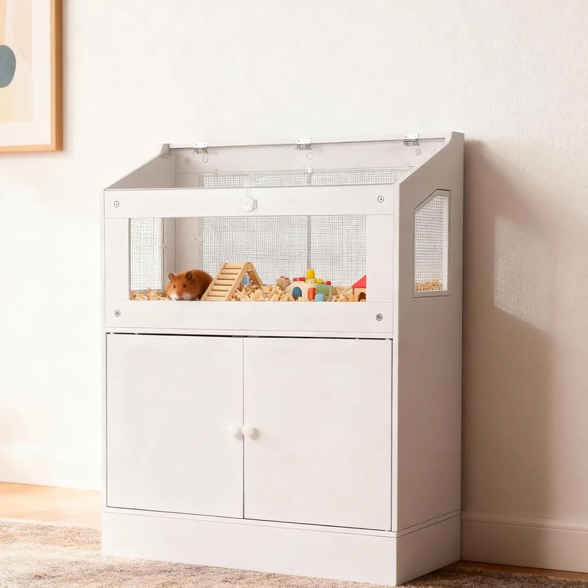 Ein weißes Acryl-Tierhabitat mit einer klaren Umzäunung und einem Aufbewahrungsschrank auf dem Boden.