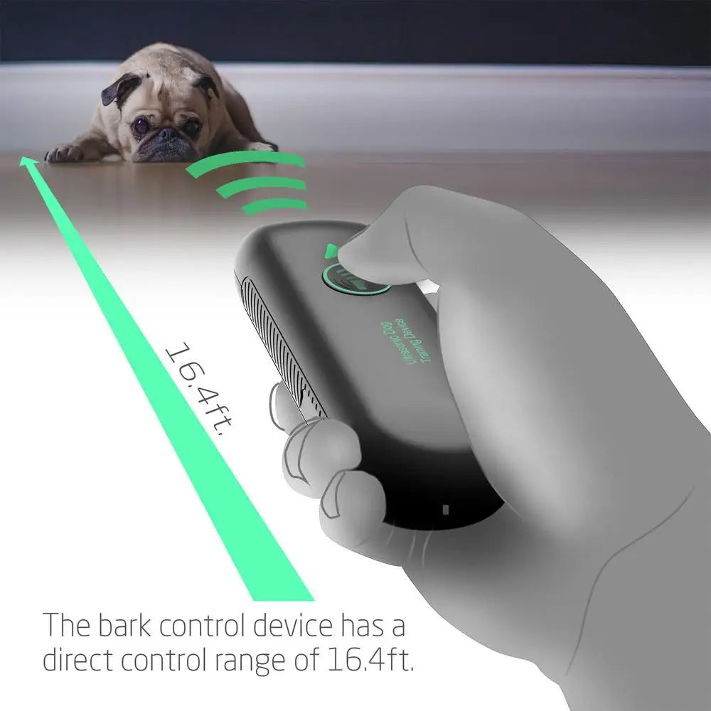 Eine Hand interagiert mit einem Ultraschall-Hundbell-Abwehrmittel und demonstriert seine Reichweite von 16,4 Fuß.