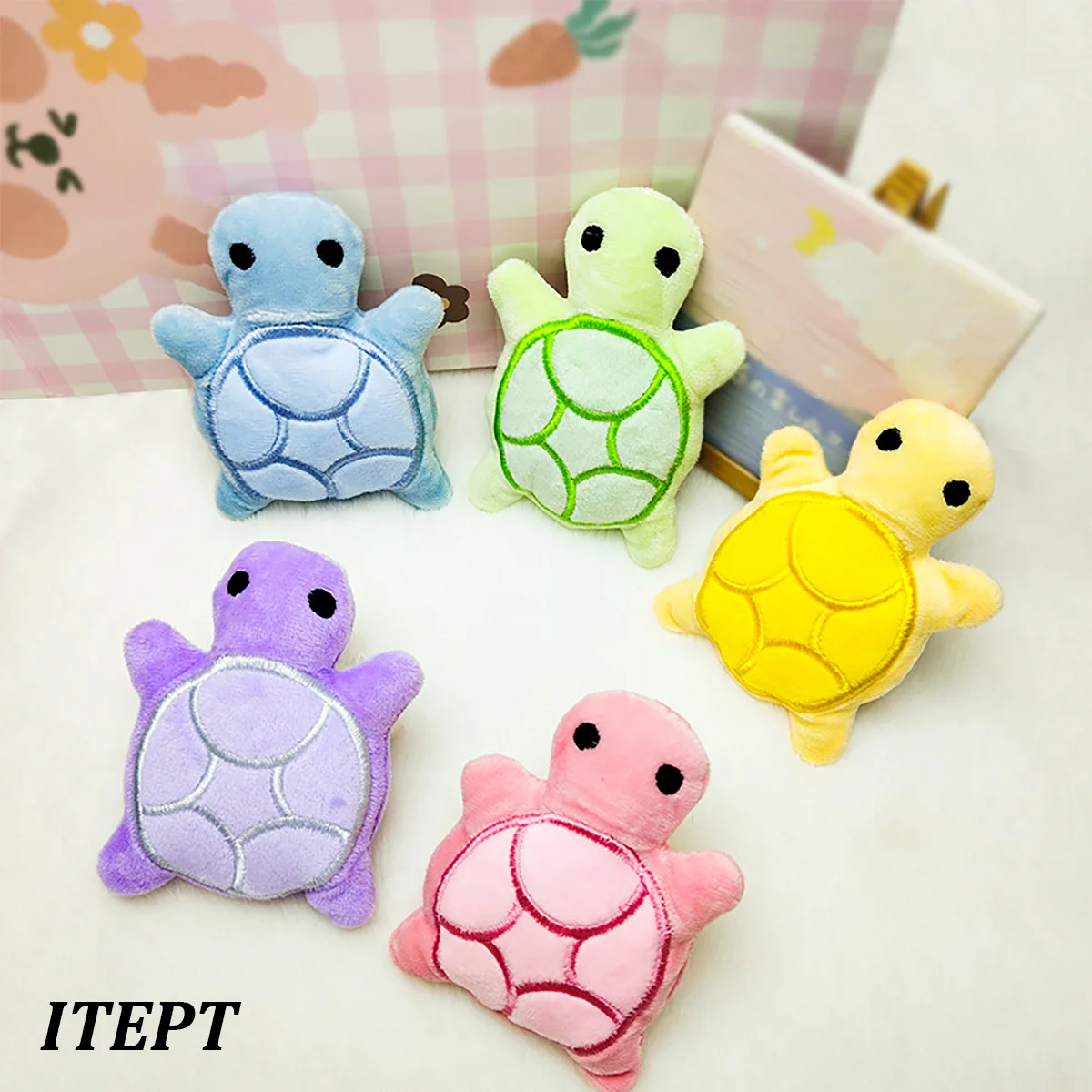 Eine Sammlung farbenfroher Mini-Schildkröten-Hund-Plüschspielzeuge zum Quetschen in Blau, Grün, Gelb und Pink.