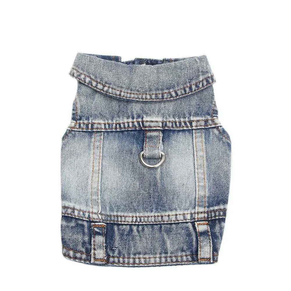Denimweste oder Jacke für Hunde mit Knopfverschluss und Metallring.