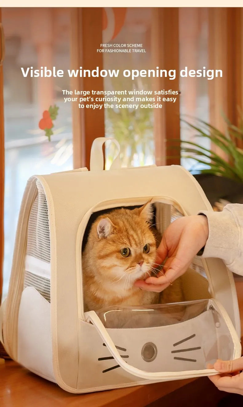 Helles beiges faltbares Hundetransport-Rucksack mit transparentem Fenster, durch das eine Katze hindurchblickt.
