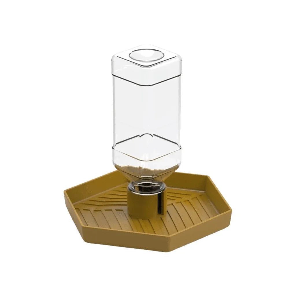Klares, automatisches Reptilien-Wasserdispensierbecher mit gelbem Schale und Metallbasis.