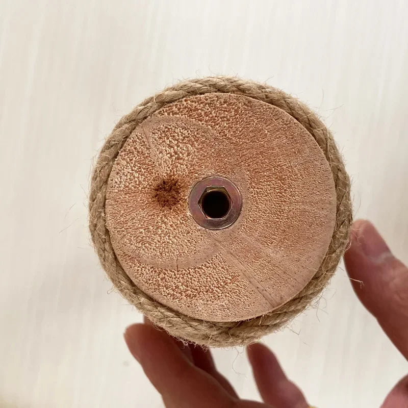 Kratzpfahl aus Massivholz mit Sisalummantelung