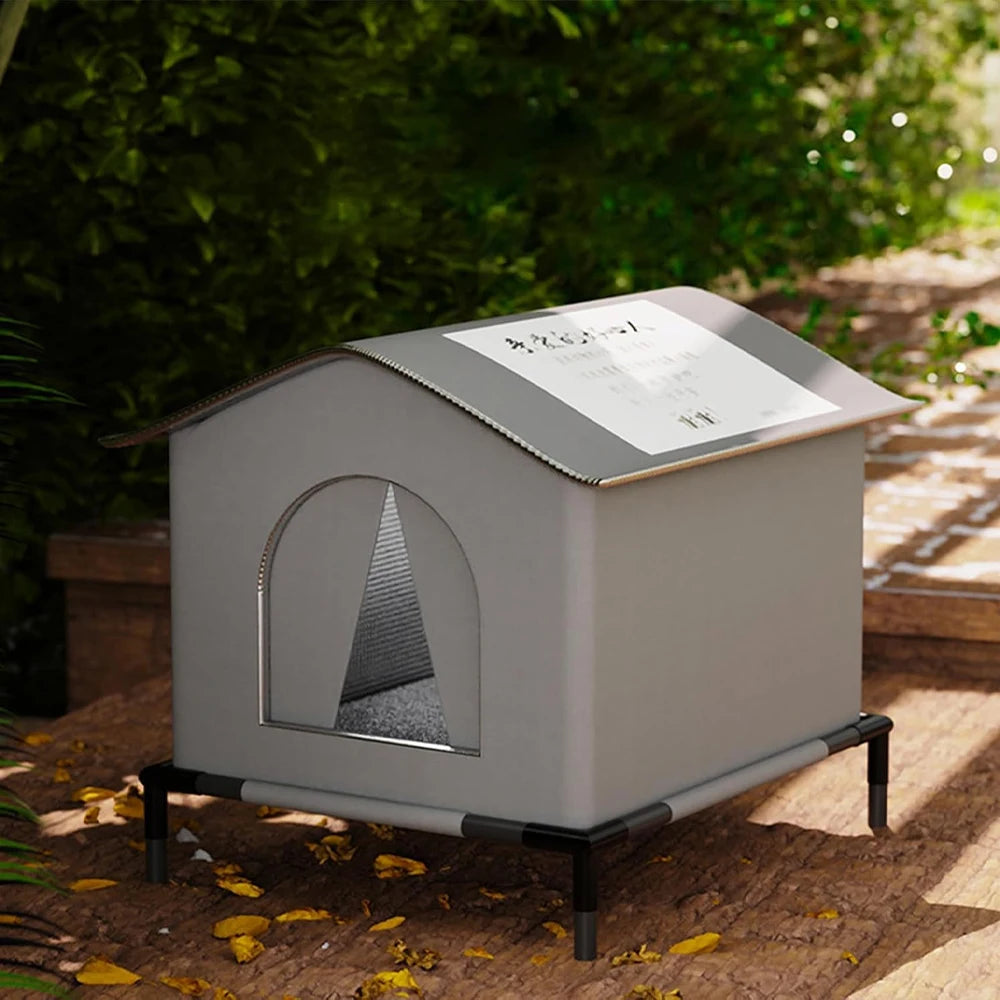 Abri pour chat extérieur gris et imperméable avec toit incliné, posé sur une surface en bois.