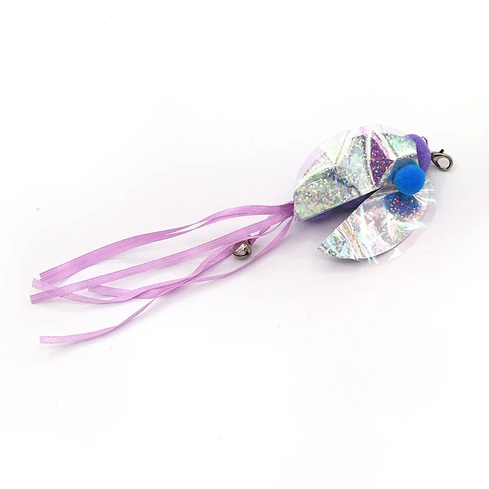 Lila Federspielzeug mit funkelnder, irisierender Flügel und blauer Glocke.