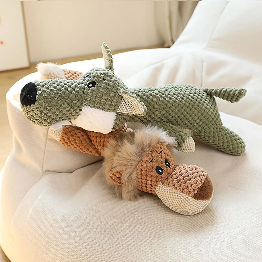 Jouet en peluche artisanal de chien ressemblant à un lapin, avec du tissu vert et beige et des accents blancs.