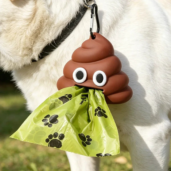 Un dispensador en forma de excremento marrón cuelga de una correa, sosteniendo una bolsa verde con desechos de mascotas.