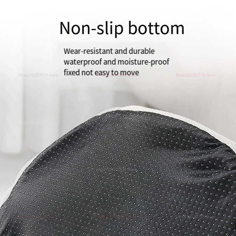 Gros plan d'un lit-nid pour chat en peluche gris foncé avec un fond antidérapant.