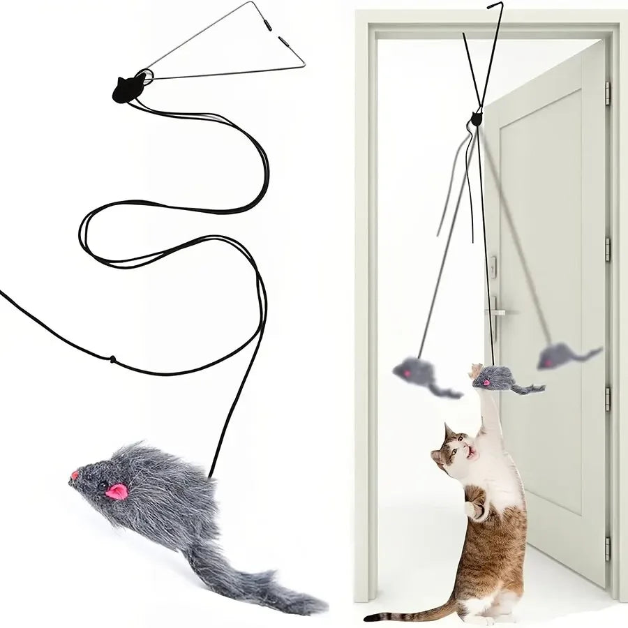 Eine graue Kratzspielzeugkatze hängt an einem Faden im weißen Türrahmen.