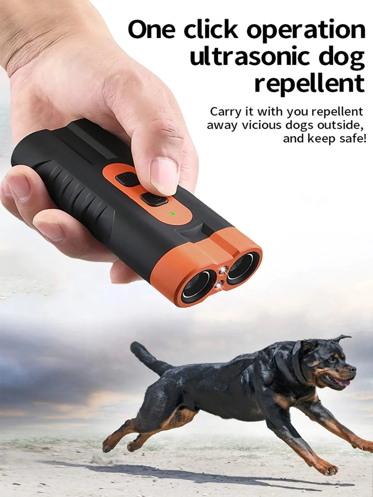 Eine Hand hält ein schwarzes Ultraschall-Hundabwehrmittel, mit einem Hund im Hintergrund, der rennt.