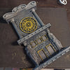 Gondole de tour d'horloge imprimée en 3D avec un cadran circulaire doré orné sur une structure de pierre grise.