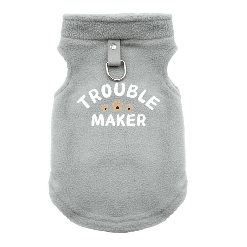 Veste d'hiver grise et confortable pour chiens avec une boucle métallique.