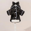 Schwarze Satin-Hundpyjama-Set mit passender Schleife und Kopfband auf weißem Mannequin.