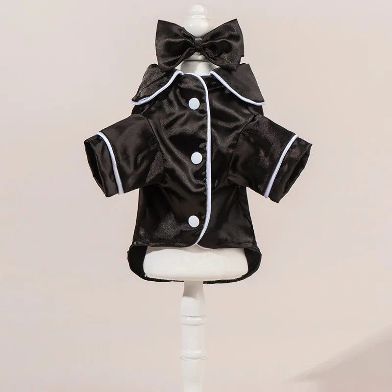 Schwarze Satin-Hundpyjama-Set mit passender Schleife und Kopfband auf weißem Mannequin.