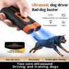 Eine Hand hält ein Ultraschall-Hundtrainiergerät mit orangefarbenen Akzenten und demonstriert dessen Verwendung zum Trainiere