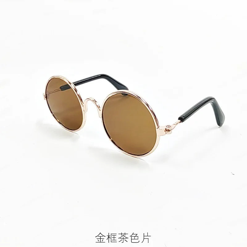 Goldfarbiger Metallrahmen-Sonnenbrille mit braunen Linsen