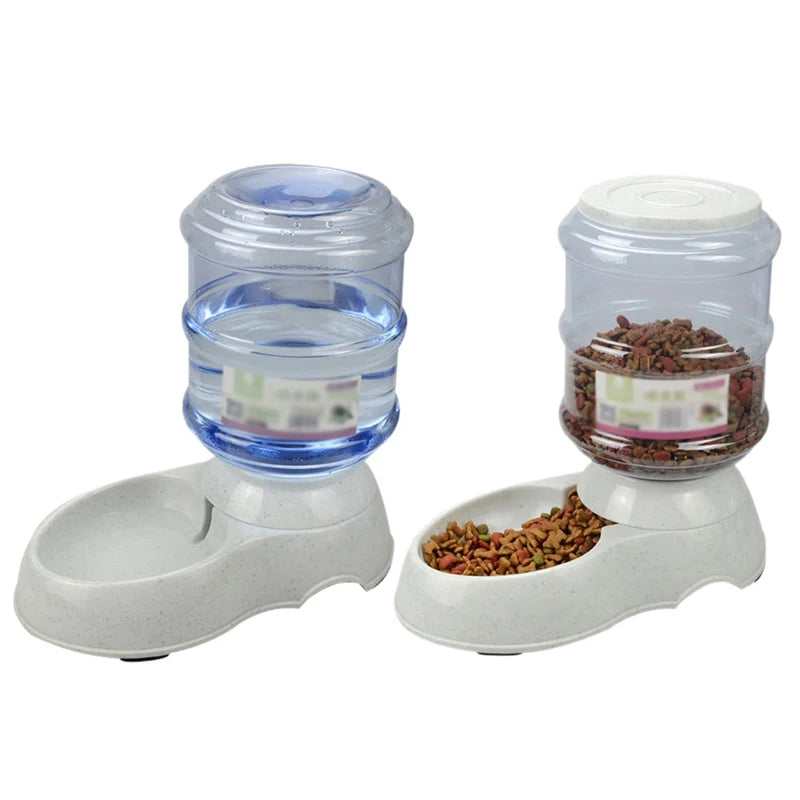 Großer automatischer Napf und Wasserspender mit klaren Behältern und weißer Basis.