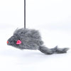 Graues, flauschiges Katzenkratzspielzeug mit rosa Akzenten, an einem schwarzen Faden aufgehängt.
