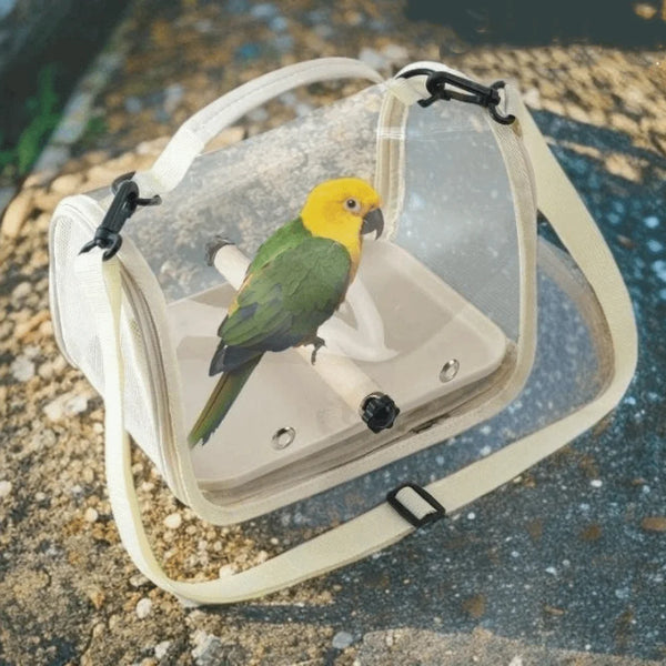 Sac portable à oiseaux en filet clair avec support en bois et un perroquet jaune dedans.