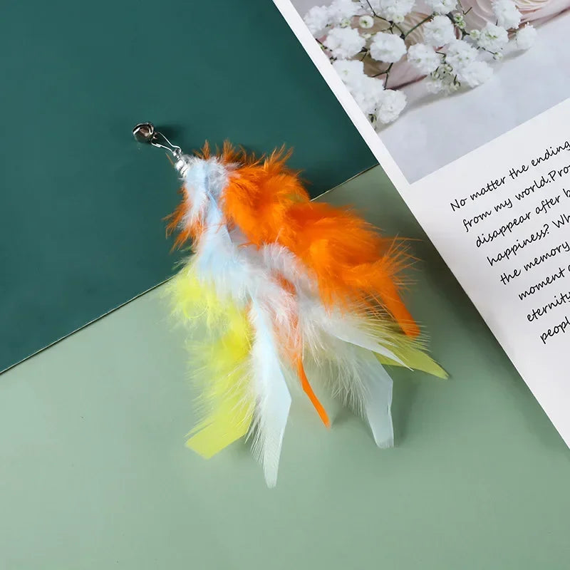 Interaktives Katzenfederspielzeug mit Klingel, mit leuchtend orange, gelb und weißen Federn.