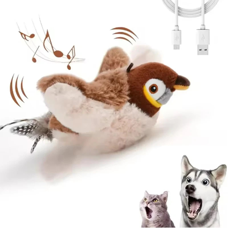 Un jouet d'oiseau en peluche aux plumes brunes et blanches, à côté d'un chat et d'un chien.