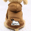 Braunes Fleece-Kapuzenpullover für Hunde mit weißer Hasen-Silhouette auf der hinteren Tasche.