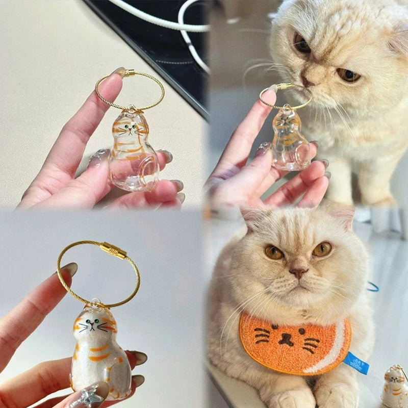 Ein Set aus Tierhaarkörperschlüsselanhängern mit Katzen, in verschiedenen Händen gezeigt.