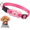 Pinkes Silikon-AirTag-Halterband mit Schnalle und einem flauschigen Hund in gestreiftem Hemd