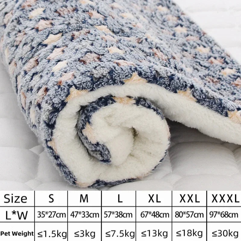 Un lit pour animal en flanelle roulé et confortable, avec un tissu à motifs bleu et blanc moucheté et une bordure blanche duv