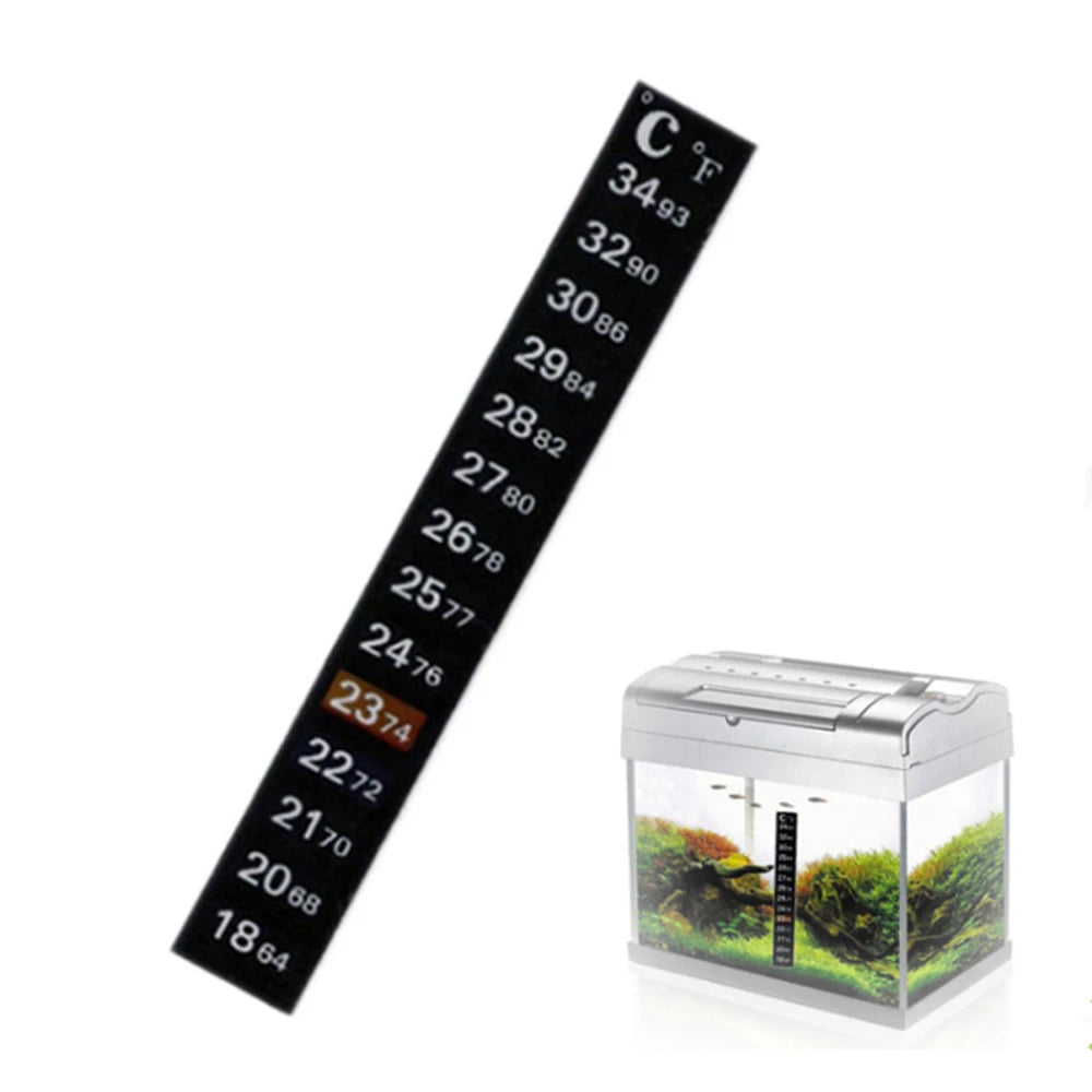 Digitales Thermometerband mit Celsius- und Fahrenheit-Messungen neben einem klaren Kunststoff-Aquarienthermometer