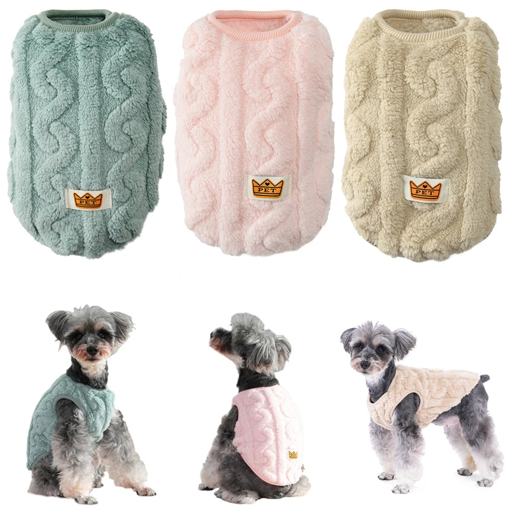 Tres abrigadores suéteres de forro polar para perros en verde menta, rosa y beige.
