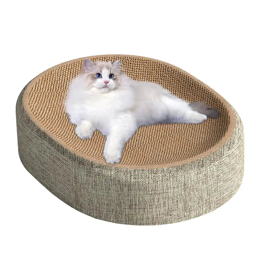 Un gato blanco peludo está tumbado en una estera ovalada de yute y cama.