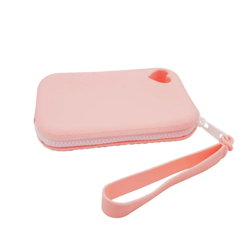 Bolsa portátil de premio para perro de silicona rosa con correa, mostrada sobre fondo blanco.