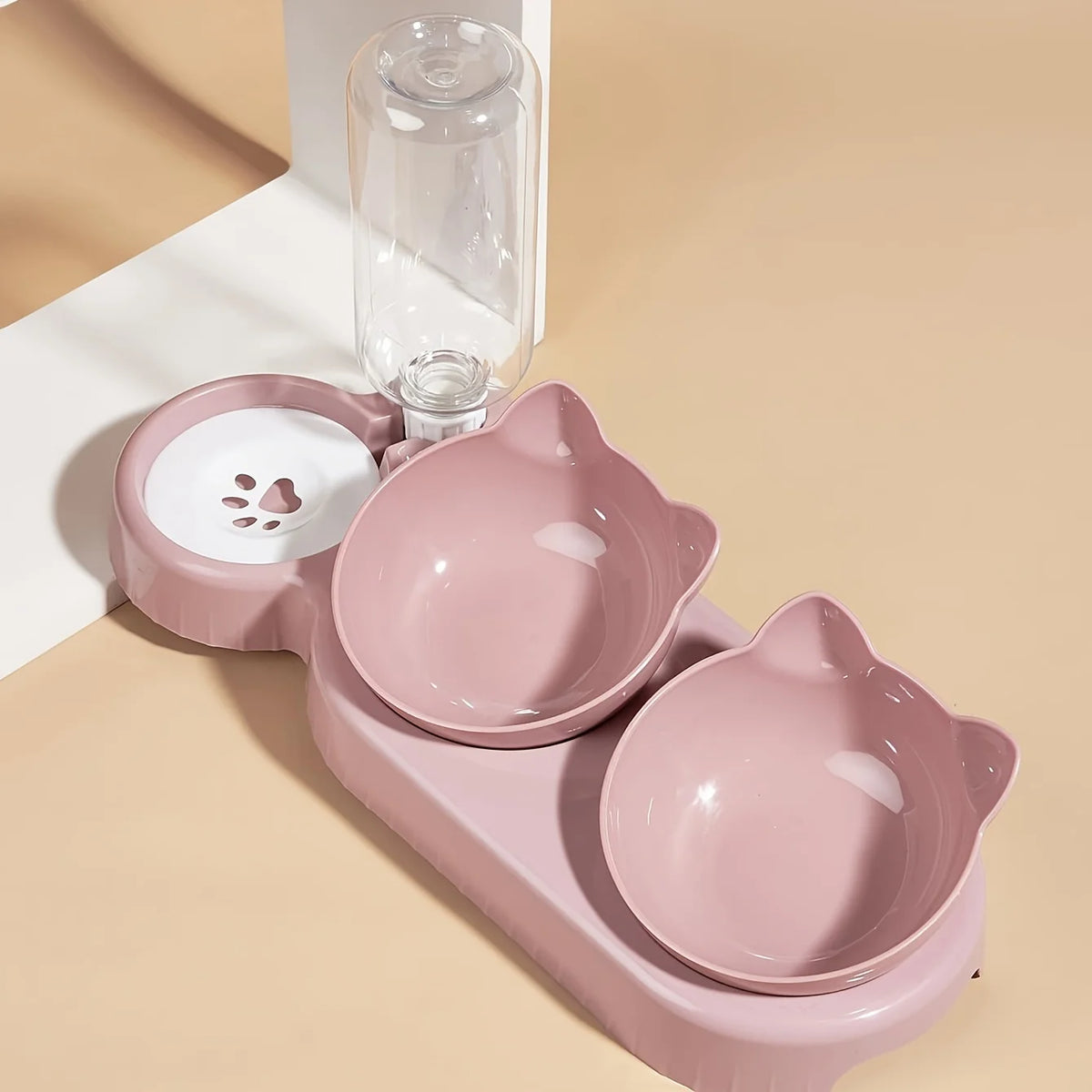 Rosa 3-in-1 Napfset für Haustiere mit Gravitationswasserspender und separatem Napf, auf hellem Hintergrund.