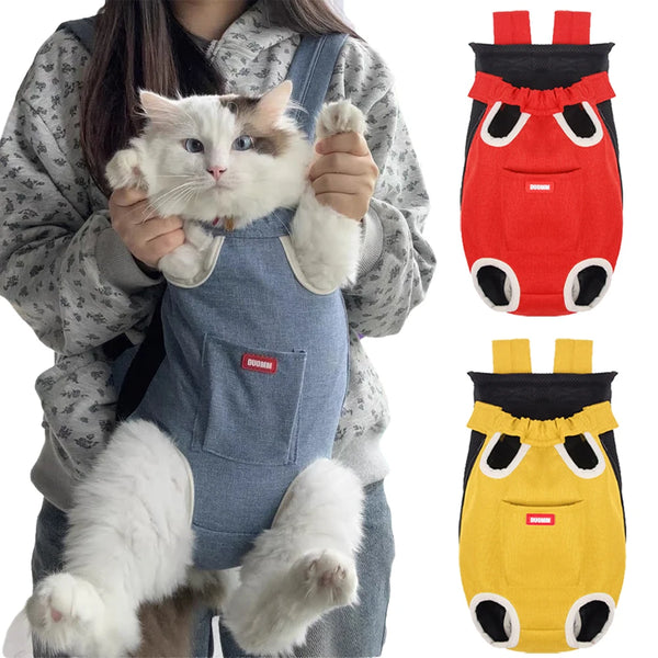 Une personne tient un porte-bébé respirant rouge pour chats et chiots.