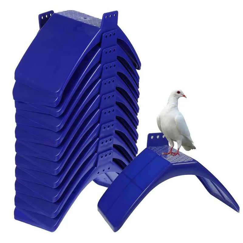 Une pile de perches en plastique bleues multifonctionnelles pour oiseaux.