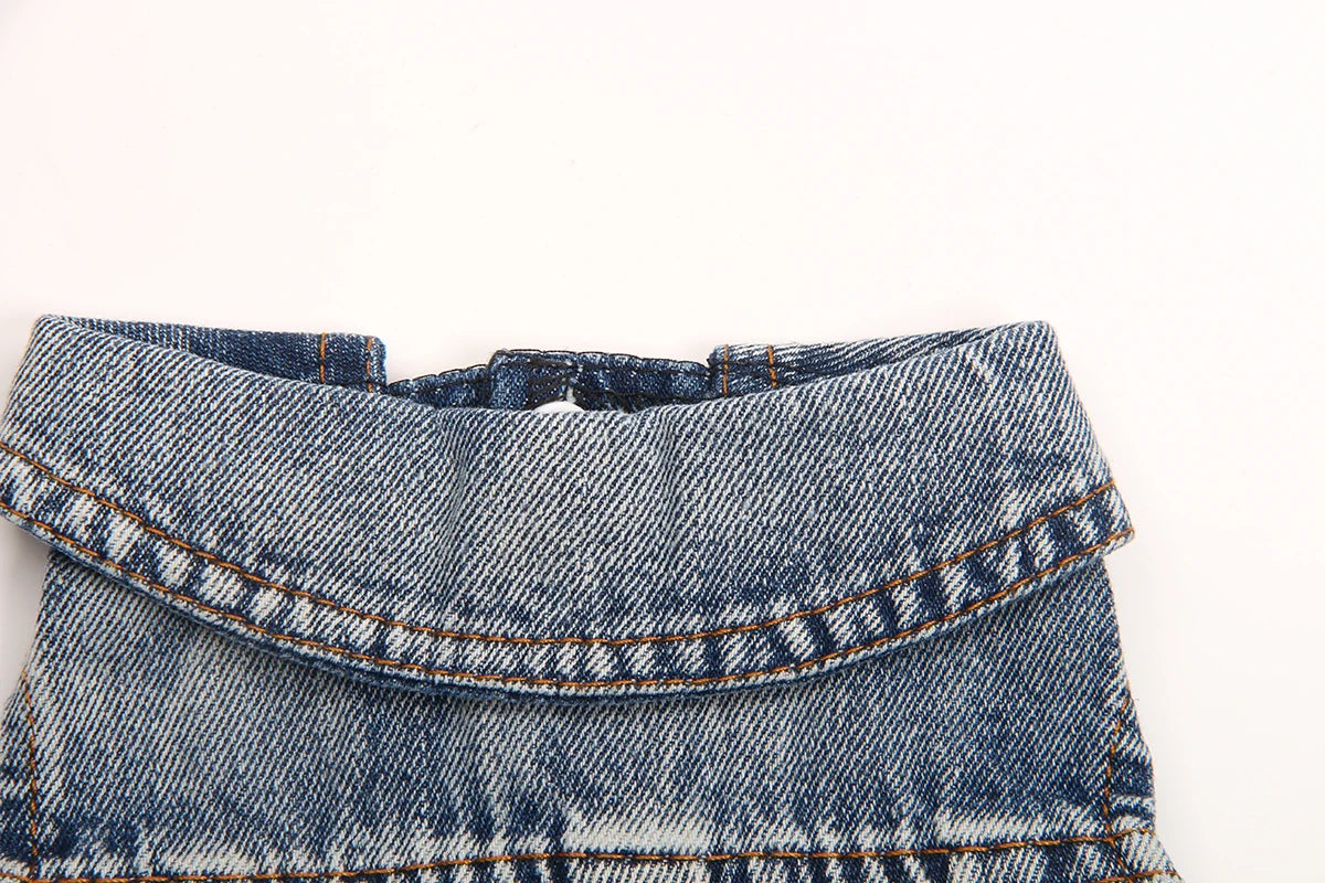 Nahaufnahme von Kragen und Taschendetail einer Jeansjacke
