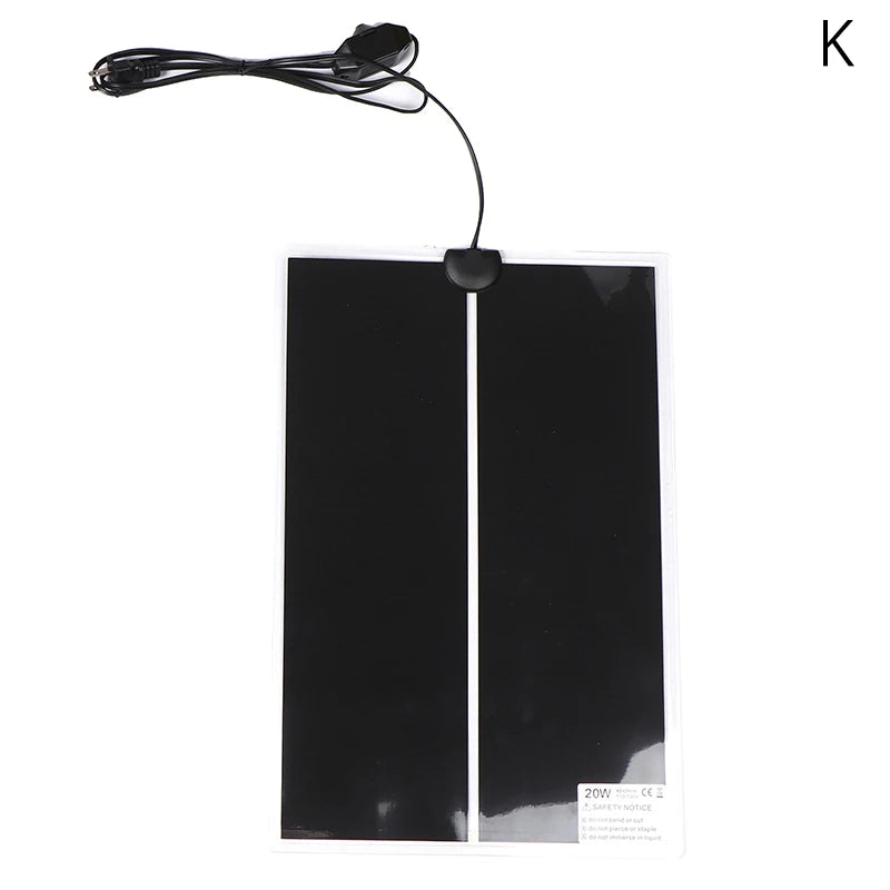 Schwarze Tierwärmemat mit Kabel vor weißem Hintergrund