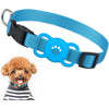 Blauer Silikon-AirTag-Halterriemen an einem schwarzen Halsband neben einem kleinen braunen Hund.