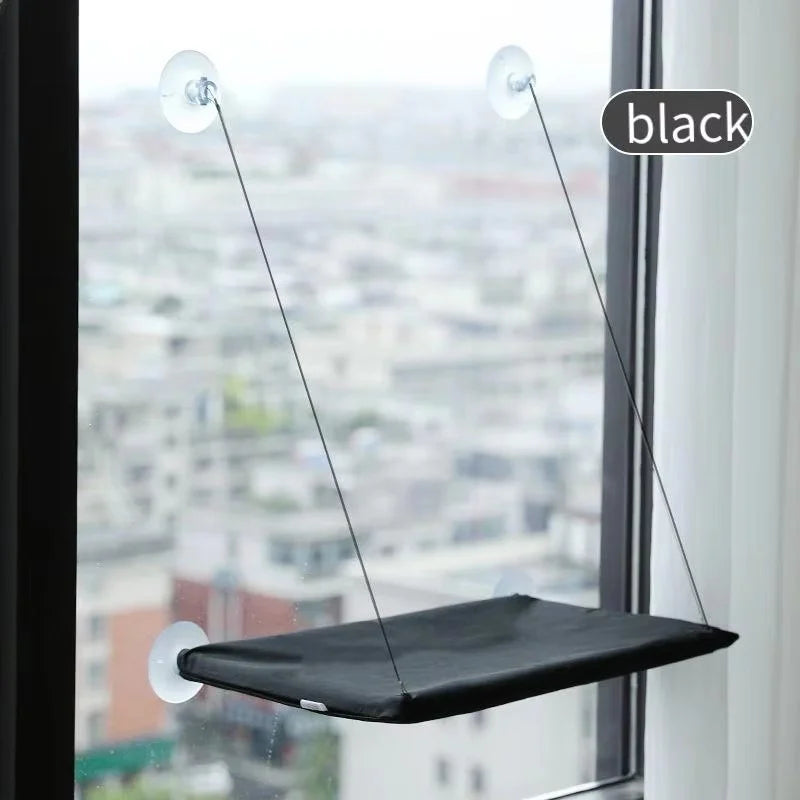 Chariot de lit suspendu avec ventouse noire, accroché à une fenêtre avec vue sur la ville