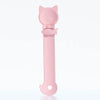 Cuchara dispensadora de comida para gatos rosa con forma de cabeza y pescado en el mango.