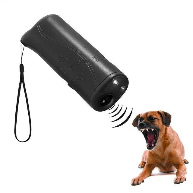 Un entraîneur canin ultrasonique noir émettant des ondes sonores vers un chien.