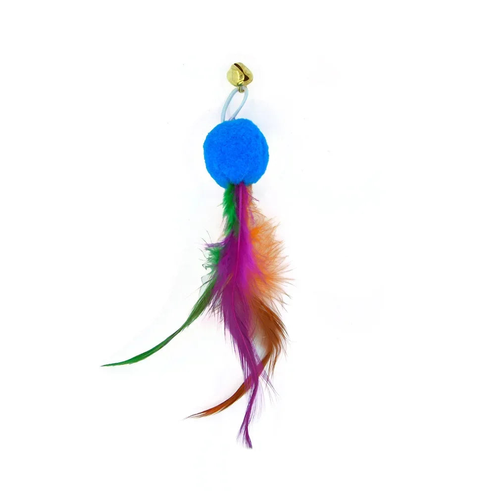 Buntes Katzenfederspielzeug mit blauem Pompon und langen lila und orangen Federn, die an einer goldenen Glocke befestigt sind
