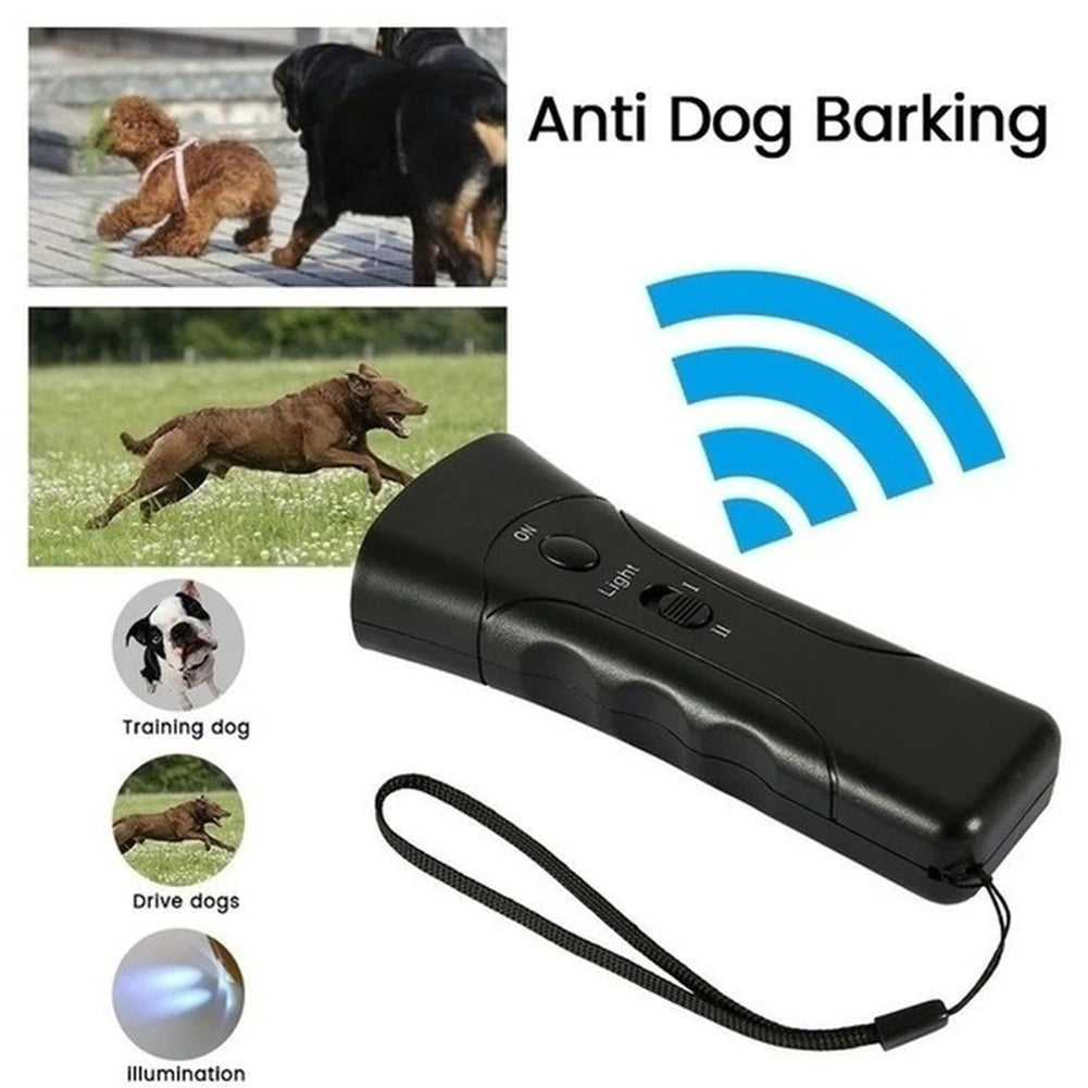 Schwarzes Ultraschall-Hundbell zur Abschreckung mit Kabel, neben Hunden und Gras.