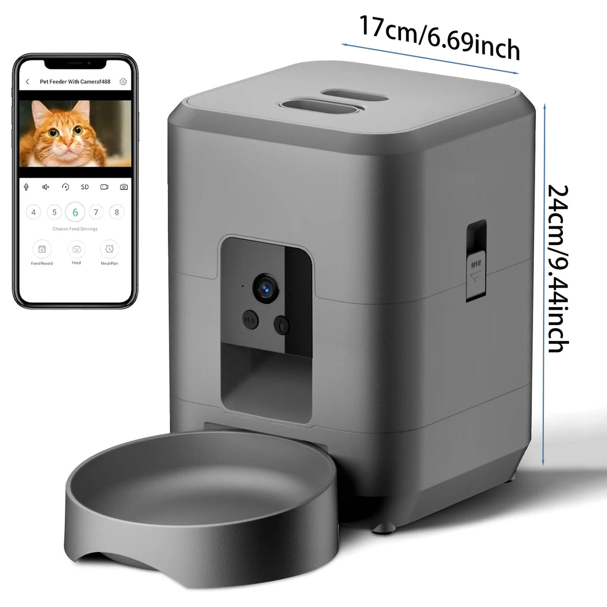 Un comedero inteligente para mascotas gris con cámara y cuenco de comida junto a un smartphone mostrando un gato.