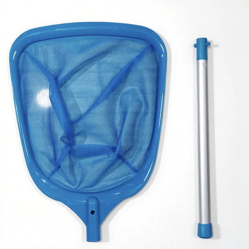 Blattesieb eines blauen Poolfilters, befestigt an einem Metallstab.